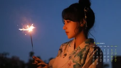 夜幕下玩烟花棒的和服少女，2020年6月美女日历壁纸图片