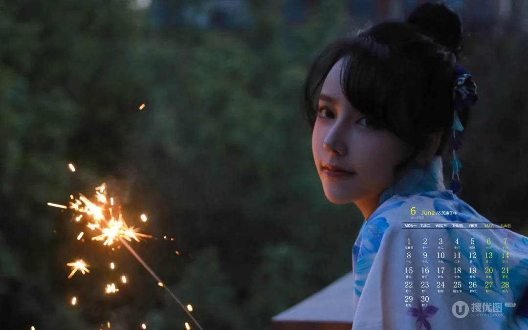夜幕下玩烟花棒的和服少女，2020年6月美女日历壁纸图片