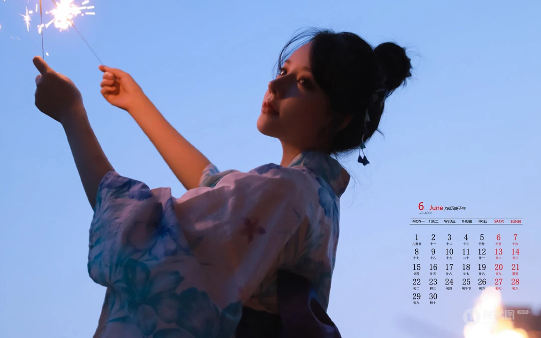 夜幕下玩烟花棒的和服少女，2020年6月美女日历壁纸图片