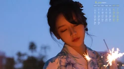 夜幕下玩烟花棒的和服少女，2020年6月美女日历壁纸图片