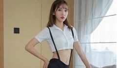 吊带衣紧身短裤长袜穿搭美女桌面壁纸图片