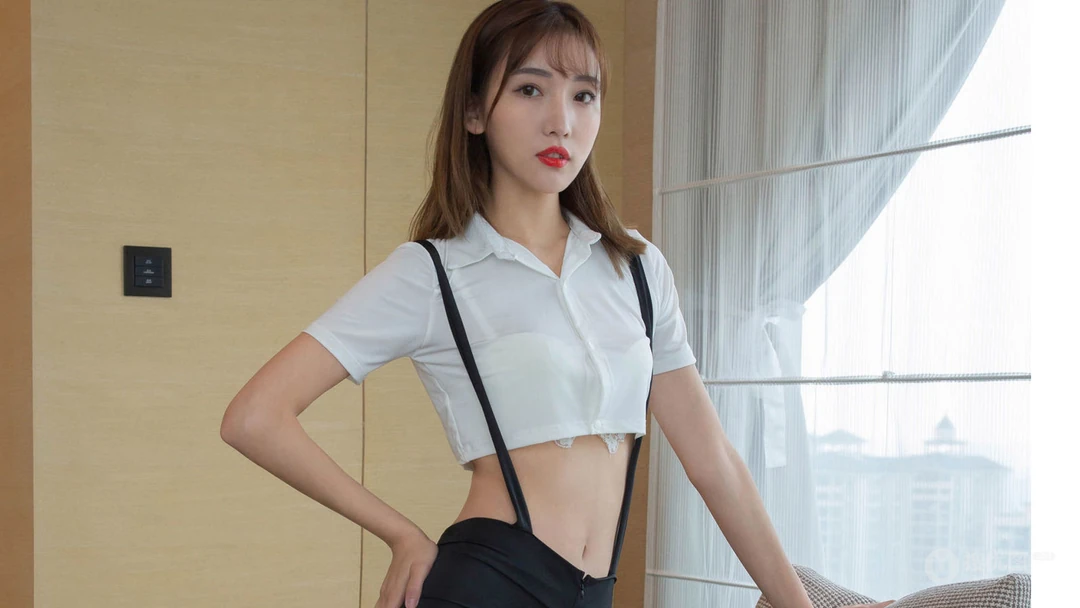 吊带衣紧身短裤长袜穿搭美女桌面壁纸图片