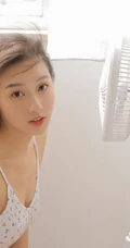 清凉小碎花肩带连体衣长发纯美女生吹风扇室内写真图集