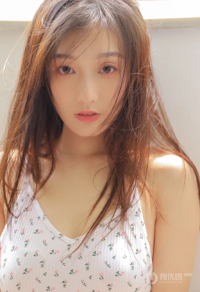 清凉小碎花肩带连体衣长发纯美女生吹风扇室内写真图集