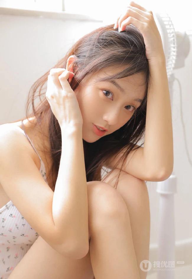 清凉小碎花肩带连体衣长发纯美女生吹风扇室内写真图集