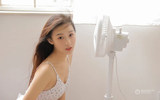 清凉小碎花肩带连体衣长发纯美女生吹风扇室内写真图集