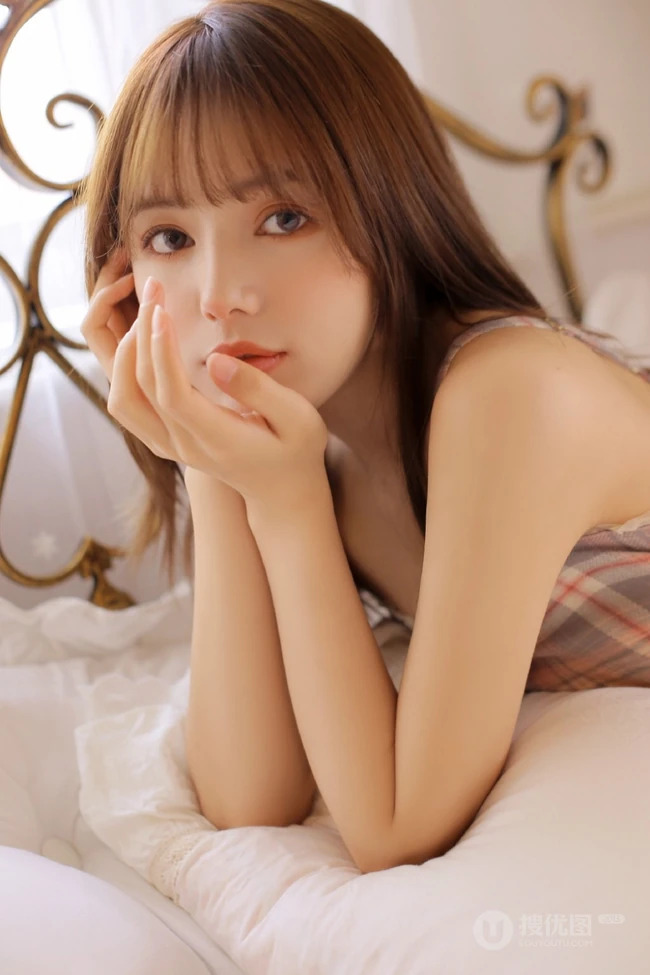 小小线条真可爱，高颜值女生小姐姐居家室内慵懒气质写真美图