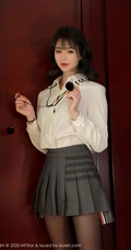 身材曼妙多姿，清甜不失气质，女生yoo优优JK服饰袜装写真图集