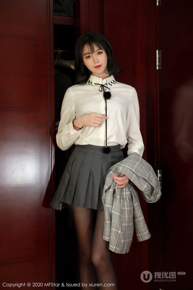 身材曼妙多姿，清甜不失气质，女生yoo优优JK服饰袜装写真图集