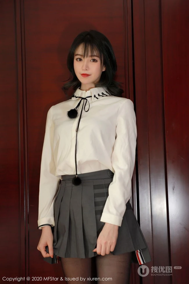 身材曼妙多姿，清甜不失气质，女生yoo优优JK服饰袜装写真图集