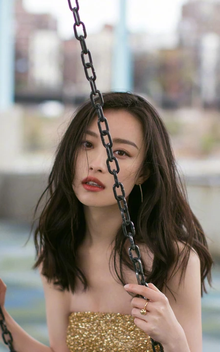 荡秋千的女明星倪妮高清摄影手机壁纸