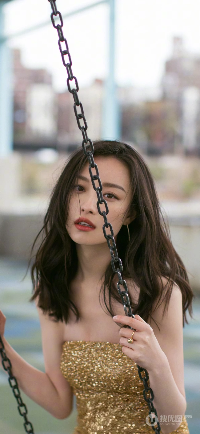 荡秋千的女明星倪妮高清摄影手机壁纸