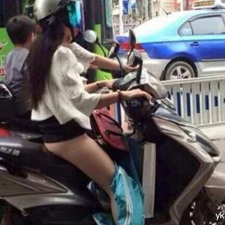 街上骑摩托车的露臀镜头清凉妹子