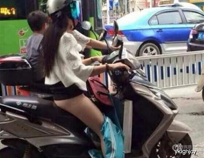 街上骑摩托车的露臀镜头清凉妹子