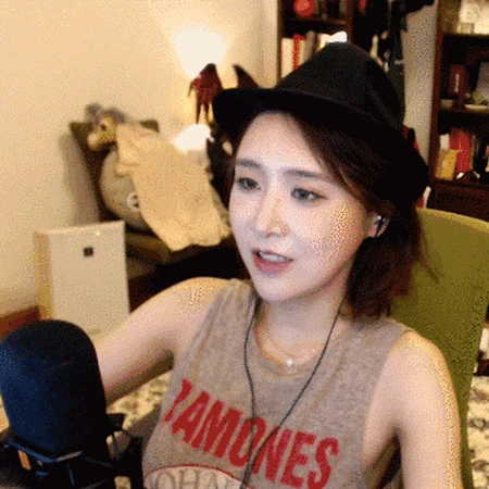 女生直播动态图，是时候展现真正的身材了！