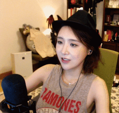 女生直播动态图，是时候展现真正的身材了！