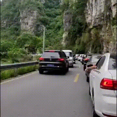 搞笑堵车动态图，插队的后果，自己都不敢想象吧！