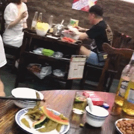 餐厅里的事；兄弟，对面那桌的妹子好美啊！