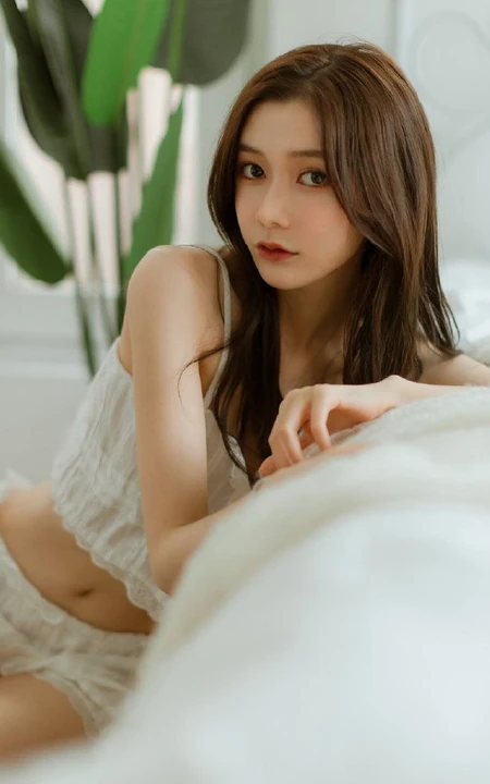 纤细线条短裤长发清新女生居家室内唯美吸睛写真图集