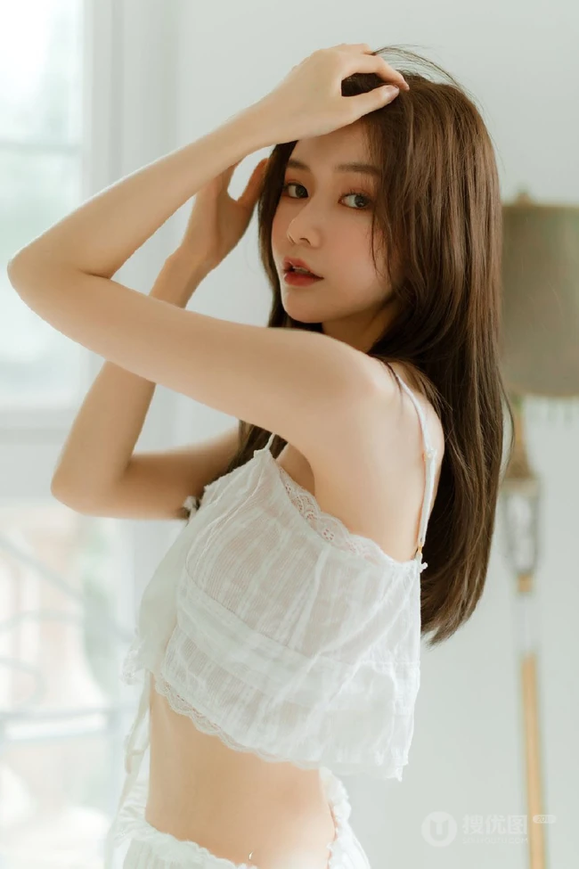 纤细线条短裤长发清新女生居家室内唯美吸睛写真图集
