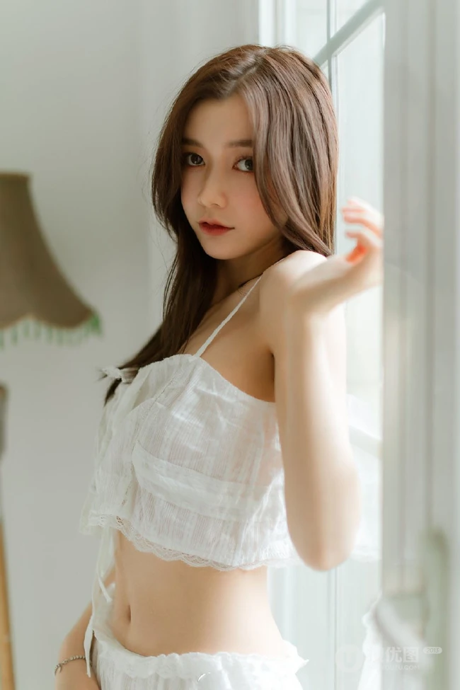 纤细线条短裤长发清新女生居家室内唯美吸睛写真图集
