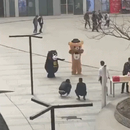 广场里的两个行走人偶搞笑图片
