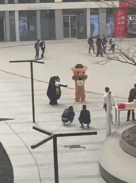 广场里的两个行走人偶搞笑图片