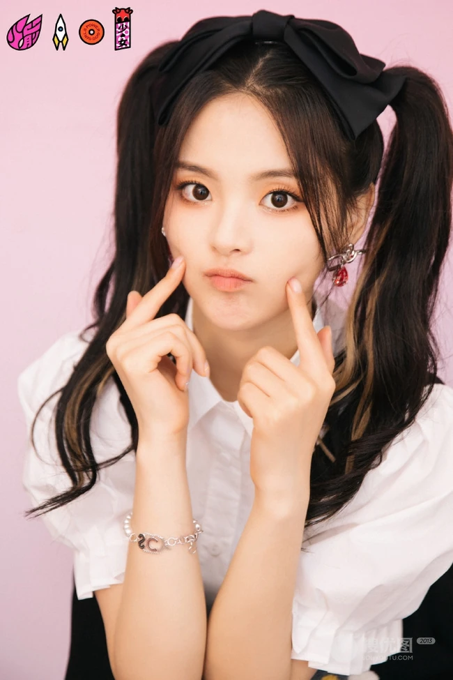 杨超越双马尾发型甜美可爱写真图片
