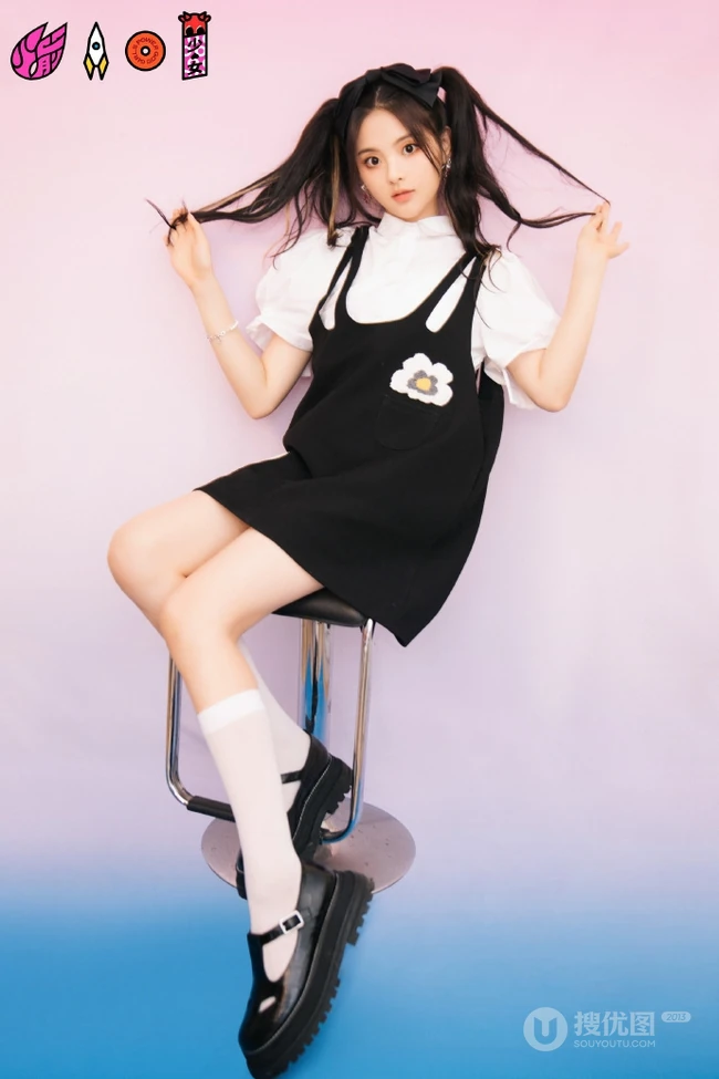 杨超越双马尾发型甜美可爱写真图片