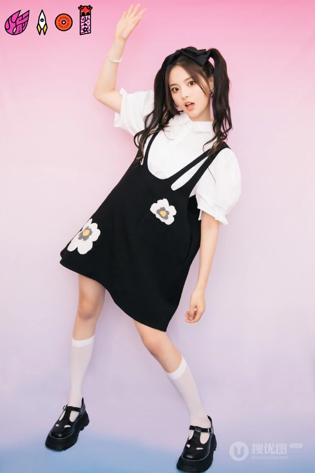 杨超越双马尾发型甜美可爱写真图片