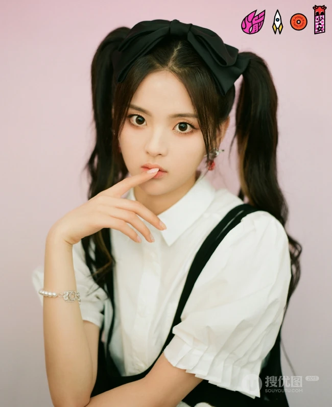 杨超越双马尾发型甜美可爱写真图片