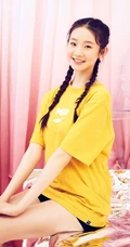 张艺凡双麻花辫发型俏皮可爱甜美写真照