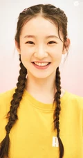 张艺凡双麻花辫发型俏皮可爱甜美写真照
