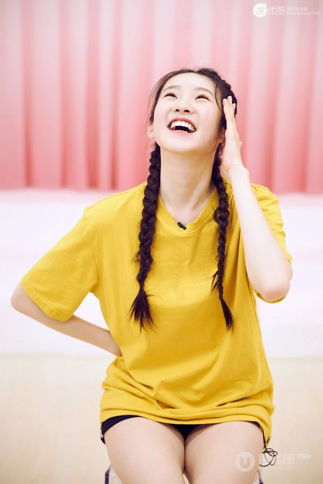 张艺凡双麻花辫发型俏皮可爱甜美写真照