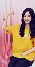 创造营2020 郑乃馨（Nene）黄色T恤黑裤甜美图片