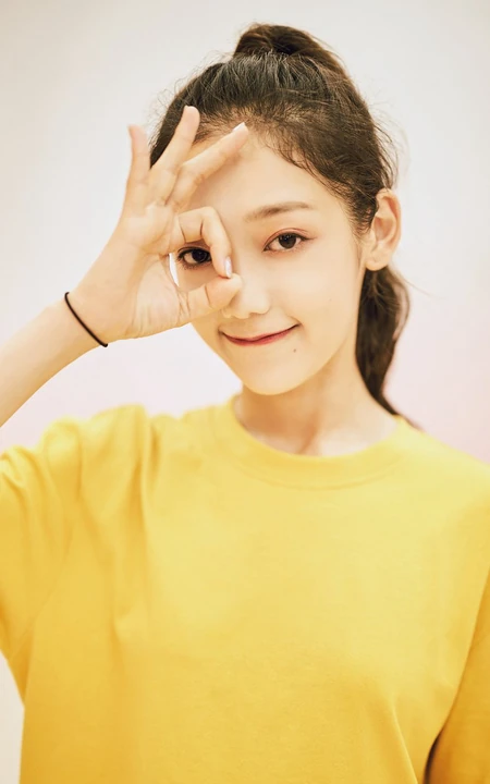创造营2020女生学员希林娜依&middot;高马尾辫发型清新靓丽写真美照