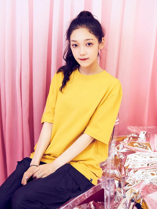 创造营2020女生学员希林娜依&middot;高马尾辫发型清新靓丽写真美照