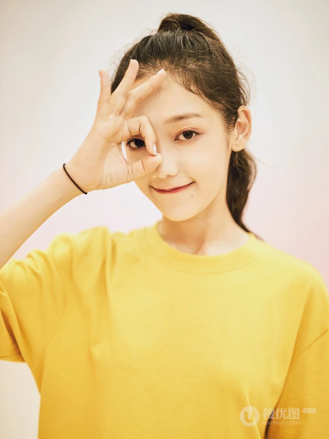 创造营2020女生学员希林娜依&middot;高马尾辫发型清新靓丽写真美照