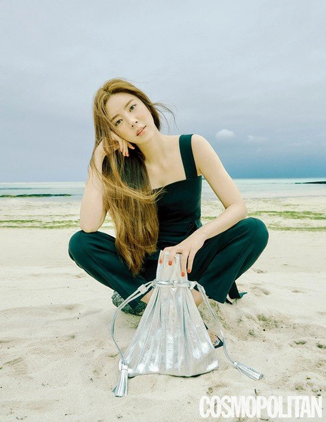 孙淡妃海边椰树林气质旅拍写真美照