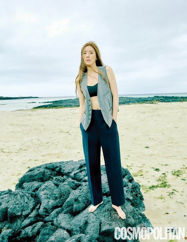 孙淡妃海边椰树林气质旅拍写真美照