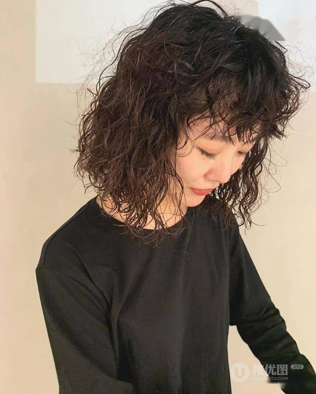 蓬松感很强的&ldquo;泡面头&rdquo;，适合头发软，发量少的女生洋气烫发发型图片 第3张