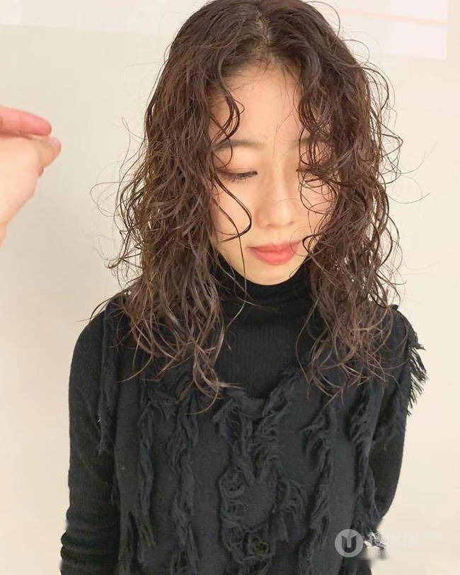 蓬松感很强的&ldquo;泡面头&rdquo;，适合头发软，发量少的女生洋气烫发发型图片 第8张