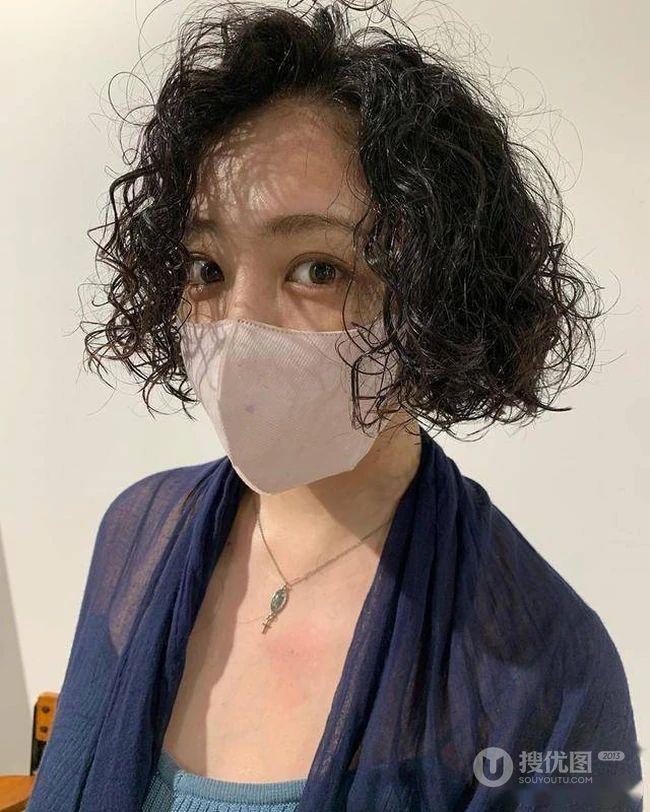蓬松感很强的&ldquo;泡面头&rdquo;，适合头发软，发量少的女生洋气烫发发型图片 第19张