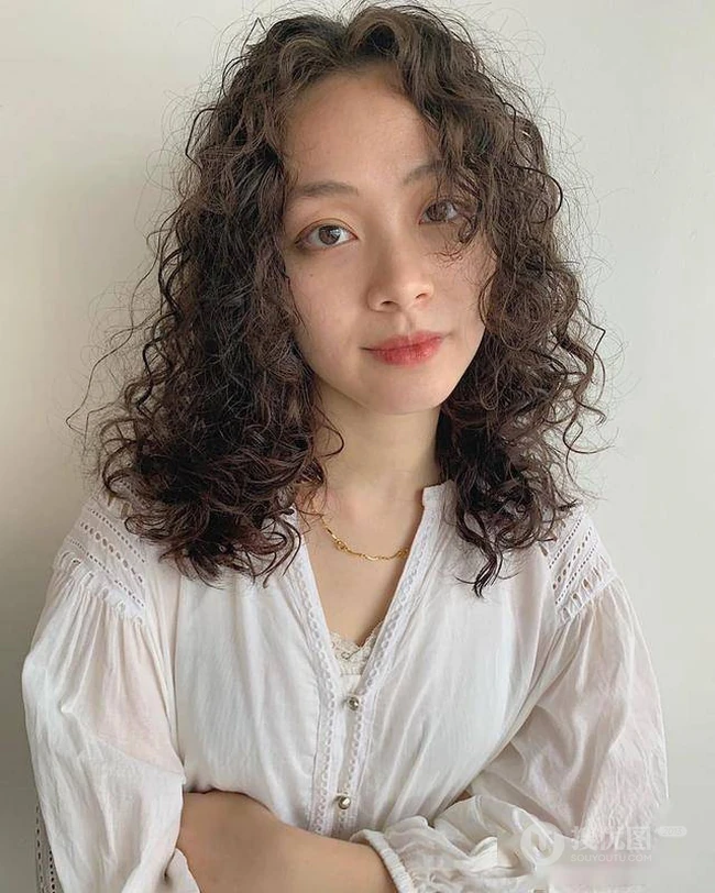 蓬松感很强的&ldquo;泡面头&rdquo;，适合头发软，发量少的女生洋气烫发发型图片 第9张