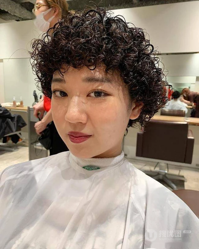 蓬松感很强的&ldquo;泡面头&rdquo;，适合头发软，发量少的女生洋气烫发发型图片 第1张