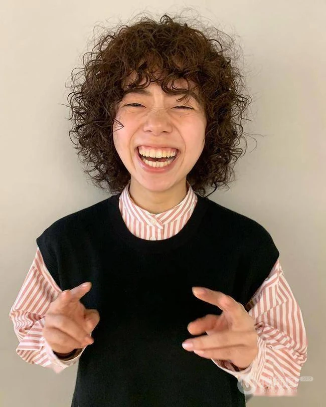 蓬松感很强的&ldquo;泡面头&rdquo;，适合头发软，发量少的女生洋气烫发发型图片 第12张