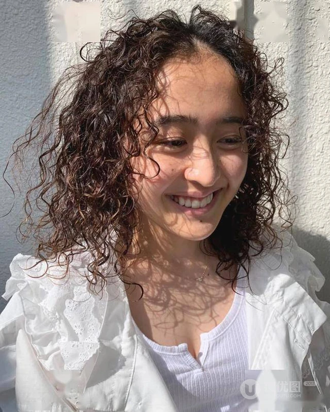 蓬松感很强的&ldquo;泡面头&rdquo;，适合头发软，发量少的女生洋气烫发发型图片 第14张