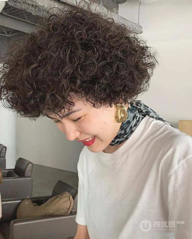 蓬松感很强的&ldquo;泡面头&rdquo;，适合头发软，发量少的女生洋气烫发发型图片 第17张