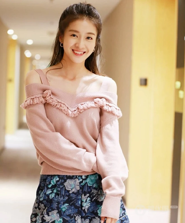 张雪迎可爱印花短裤可爱甜美走廊写真图片