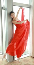 如穿花蝴蝶般，翩翩起舞的红裙舞服女生小壁虎吖气质室内写真